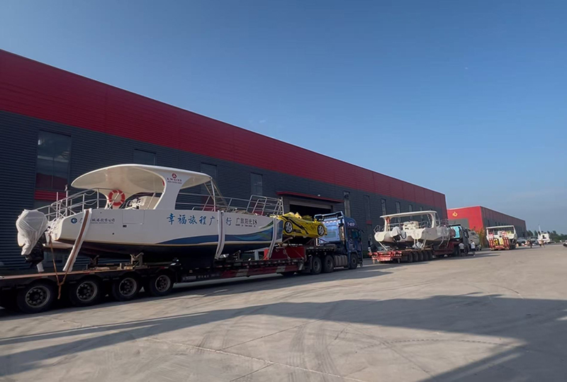 Gihatag ni Lalasada ang tulo ka mga catamaran, duha ka mga sports sports sa tubig ug duha nga jet skis alang sa maanindot nga lugar