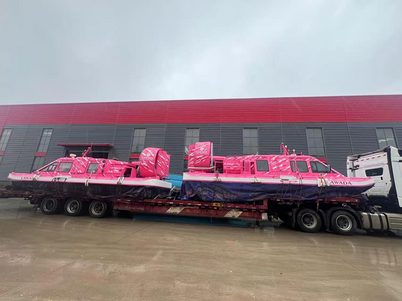 Gihatud sa Lawada® ang duha ka multi-functional hovercrafts, pagpalambo sa kasinatian ug pagkaayo sa operasyon sa maanindot nga lugar.