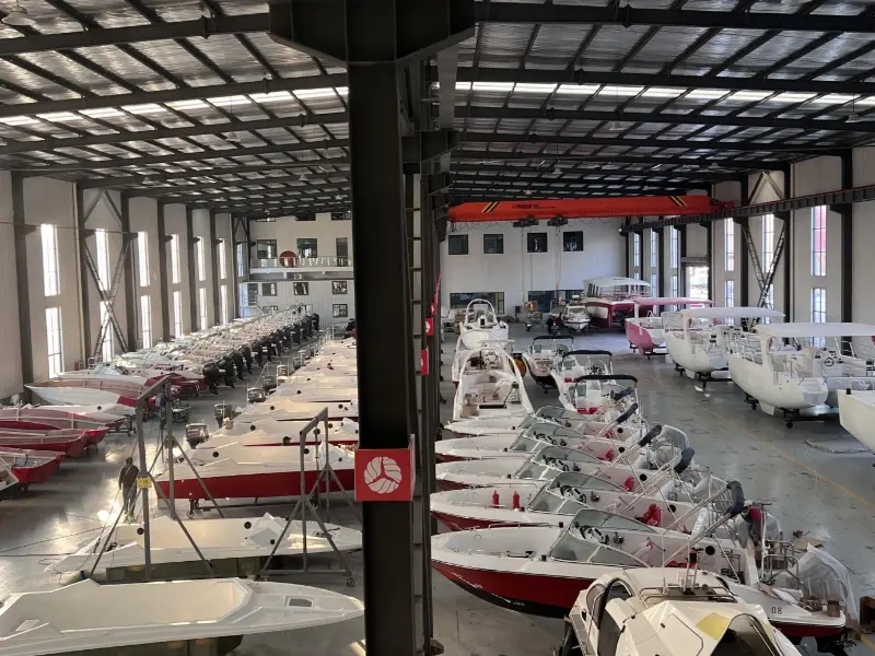 Ang Lawada® Yacht makadala 42 nga mga set nga hinimo sa custom nga nahimo nga mga bangka, labi nga gidisenyo alang sa mga kondisyon sa tubig sa Bijia Mountain Mountain.