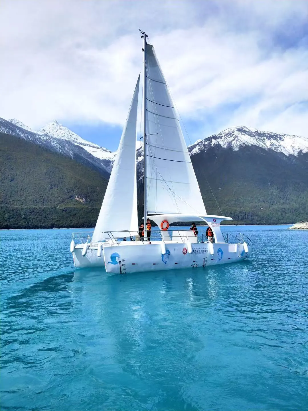 Ngano nga Ang mga Catamaran Sailboat Gidisenyo Sama Niini